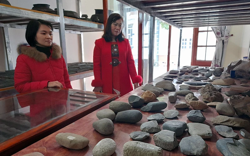 Các công cụ người nguyên thủy sử dụng được sưu tầm qua công tác khảo cổ ở Cao Bằng.