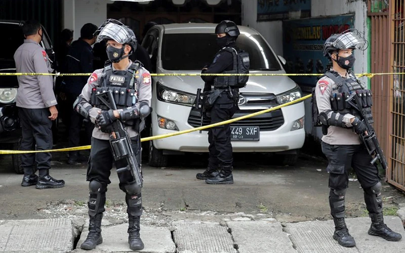 Lực lượng an ninh In-đô-nê-xi-a tiến hành truy quét khủng bố ở thủ đô Gia-các-ta. Ảnh EPA