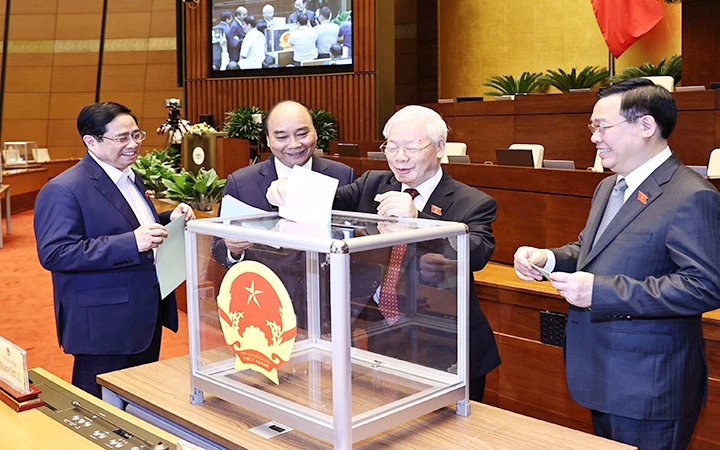 Tổng Bí thư Nguyễn Phú Trọng cùng các đồng chí lãnh đạo Đảng, Nhà nước bỏ phiếu bầu Phó Chủ tịch nước, một số Ủy viên Ủy ban Thường vụ Quốc hội. Ảnh: TTXVN