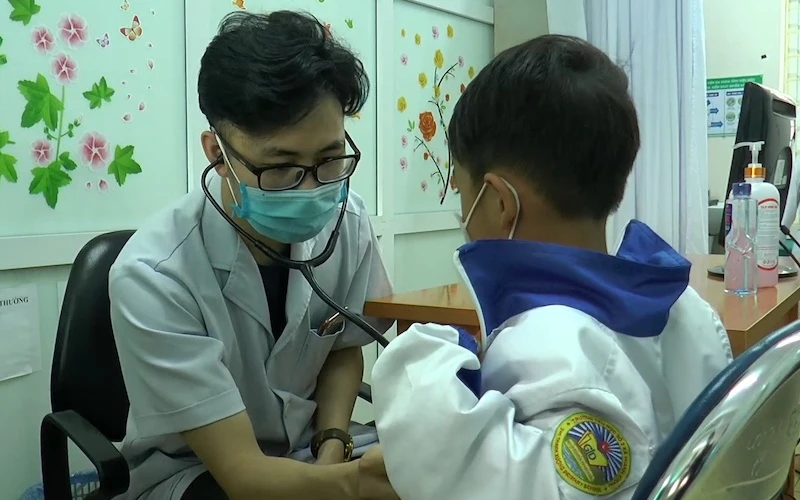 Bác sĩ khám sàng lọc tim cho trẻ em tỉnh Điện Biên.