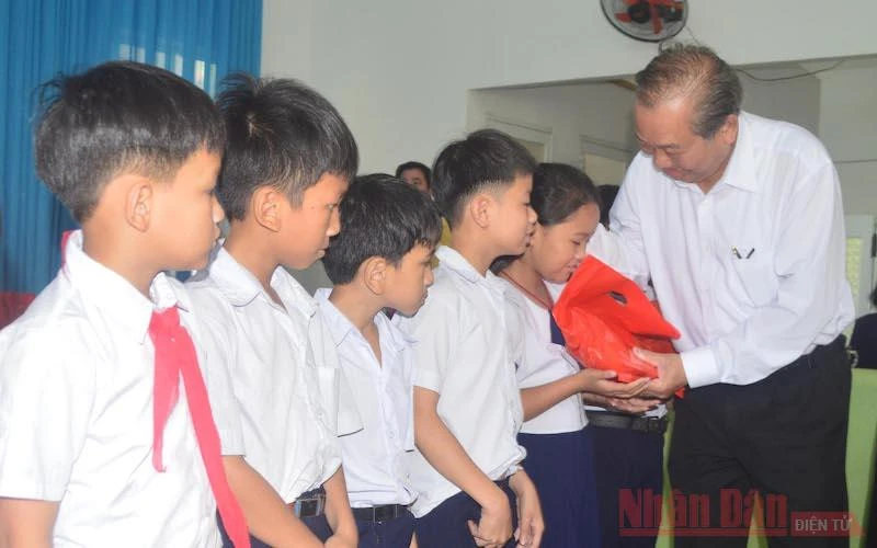 Phó Thủ tướng Trương Hòa Bình tặng quà cho các cháu ở Trung tâm nuôi dạy trẻ khuyết tật Võ Hồng Sơn.