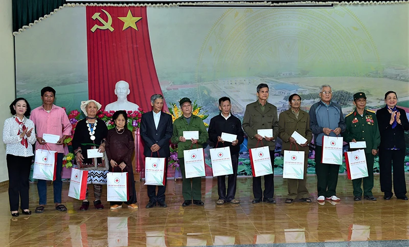 Đồng chí Trương Thị Mai, Trưởng Ban Tổ chức Trung ương tặng quà người có công với cách mạng và người dân tộc thiểu số có hoàn cảnh khó khăn của xã Xuân Quang.