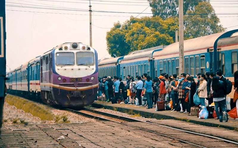 Hành khách đi tàu tại Ga Hà Nội.