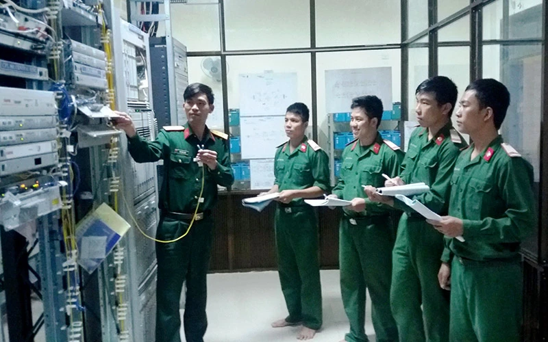 Trung úy Ngô Doãn Thuần (người ngoài cùng bên trái) huấn luyện nâng cao nghiệp vụ chuyên môn cho chiến sĩ.