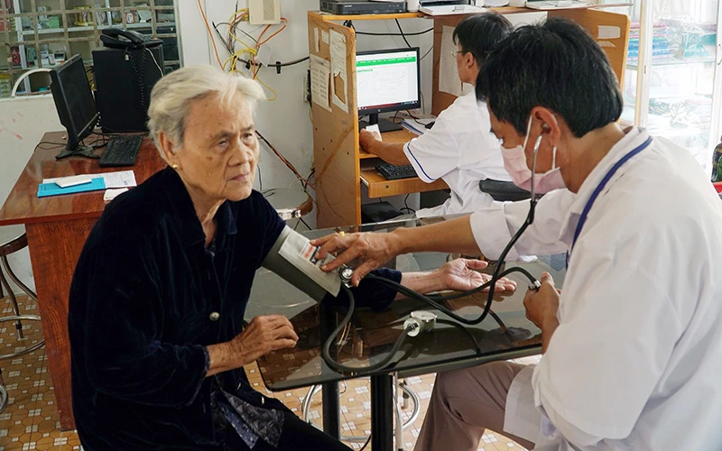 Người dân xã Trinh Phú (huyện Kế Sách, Sóc Trăng) đến khám, chữa bệnh tại trạm y tế xã.