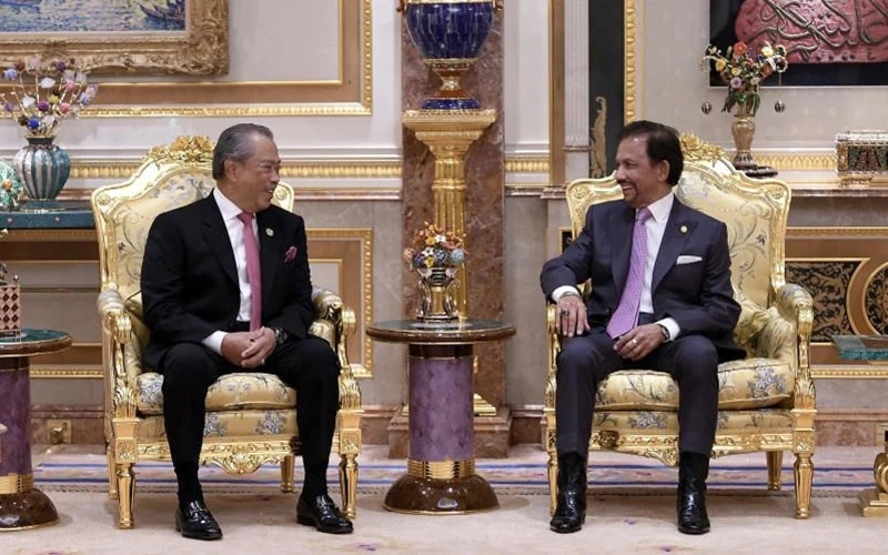 Thủ tướng Ma-lai-xi-a (bên trái) hội kiến Quốc vương Bru-nây Ða-rút-xa-lam. Ảnh: The Star