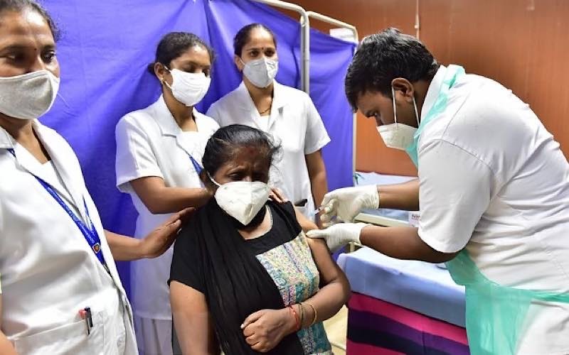 Một điểm tiêm vaccine ngừa Covid-19 tại Bangalore, Ấn Độ, ngày 1-4-2021. (Ảnh: THX/TTXVN)