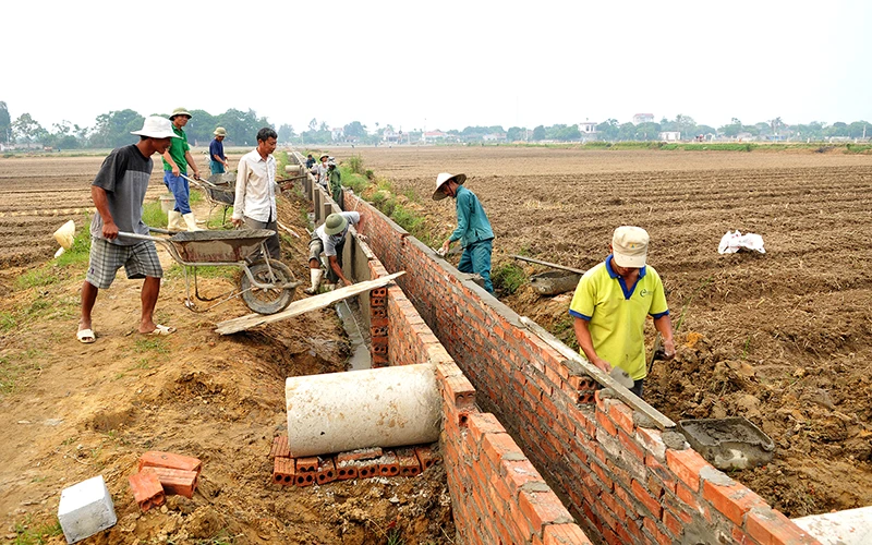 Người dân xã Phú Lộc, huyện Hậu Lộc (Thanh Hóa) kiên cố hóa kênh mương, phục vụ tưới tiêu trong sản xuất nông nghiệp. Ảnh: THANH TRÚC