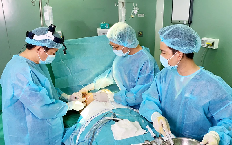 Bác sĩ mổ khẩn cho một người bệnh bị bỏ quên băng gạc trong người khi phẫu thuật tại cơ sở thẩm mỹ không được cấp phép.