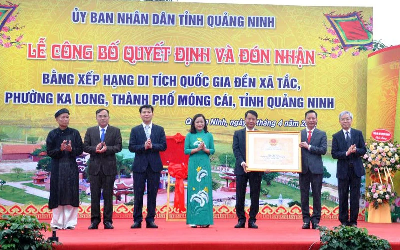 Lãnh đạo Bộ Văn hóa-Thể Thao và Du lịch trao công nhận di tích quốc gia Đền Xã Tắc cho thành phố Móng Cái.