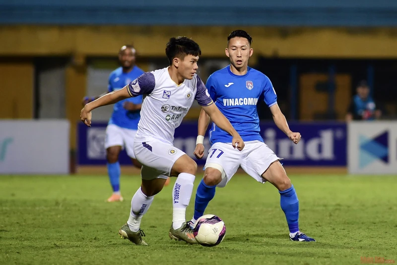 Hà Nội FC thắng đậm Than Quảng Ninh 4-0 ngay trên sân Hàng Đẫy. 