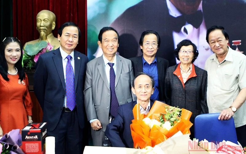 Các thành viên gia đình chúc mừng nhạc sĩ Nguyễn Lân Cường trong buổi ra mắt sách “Nhật ký trên khoa sol”.