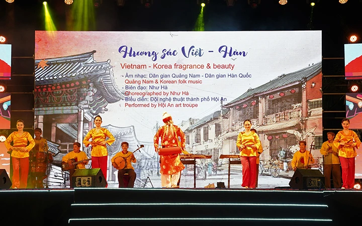 Chương trình biểu diễn nghệ thuật trong đêm khai mạc “Những ngày văn hóa Hàn Quốc tại Quảng Nam, Hội An 2021”.