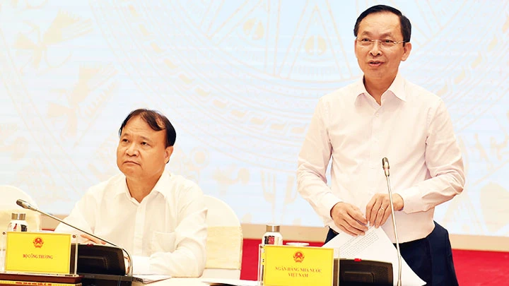 Phó Thống đốc NHNN Đào Minh Tú trả lời tại họp báo. Ảnh VGP/NHẬT BẮC