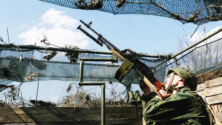 Một binh sĩ quân đội Chính phủ Ukraine tại Donetsk. Ảnh: REUTERS