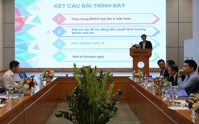 Phó Vụ trưởng Trần Hải Nam trình bày thực trạng và các khuyến nghị về chính sách BHXH một lần tại hội thảo khoa học. Ảnh: TÂM TRUNG