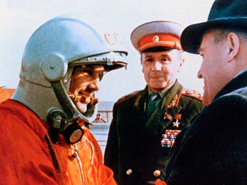 Yuri Gagarin và nhà khoa học, kỹ sư, nhà thiết kế tên lửa hàng đầu của Liên Xô, Sergei Korolev, trước khi khởi hành. (Ảnh Bộ Quốc phòng Nga)