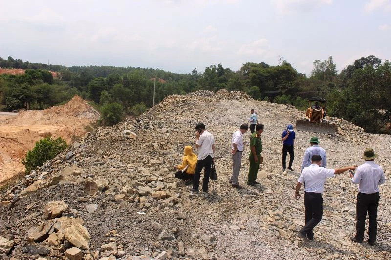 Lực lượng liên ngành TP Biên Hòa kiểm tra bãi tập kết vật liệu xây dựng dọc sông Buông vào ngày 30-3.