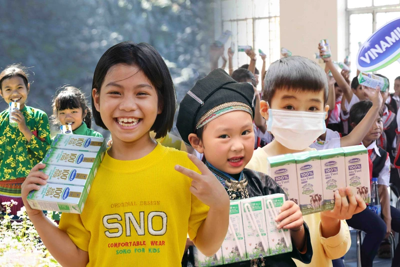 Niềm vui của các em nhỏ được thụ hưởng từ chương trình “Quỹ sữa Vươn cao Việt Nam” trong năm 2020. (Ảnh: VNM)