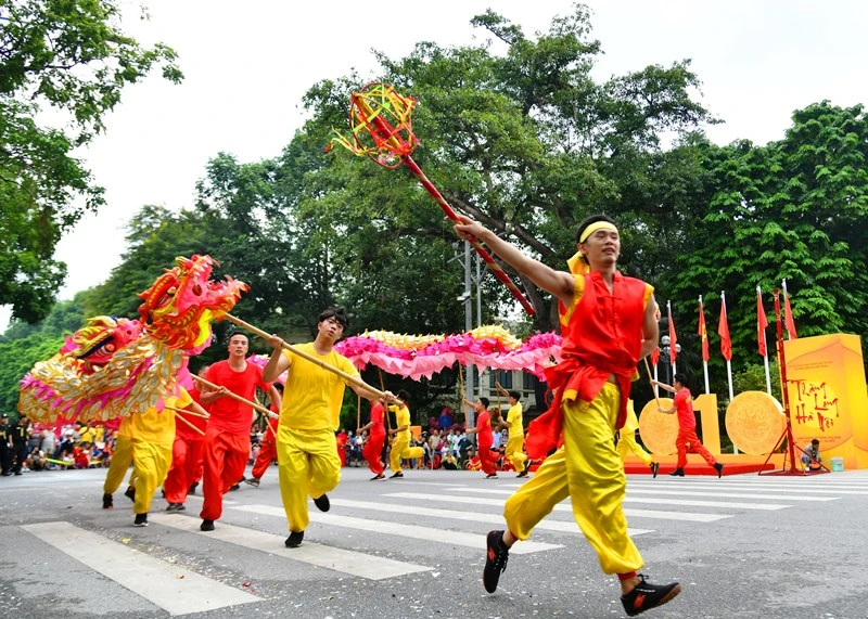 Biểu diễn múa rồng ở phố đi bộ hồ Hoàn Kiếm (Hà Nội). (Ảnh: DUY LINH)