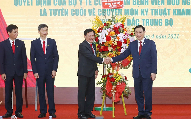 Chủ tịch Quốc hội Vương Đình Huệ tặng hoa chúc mừng Bệnh viện Hữu nghị đa khoa Nghệ An. Ảnh: DOÃN TẤN (TTXVN)