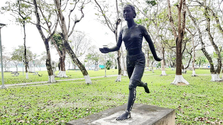 Bức tượng “Chạy tới tương lai” của nhà điêu khắc Zhang Jihong.