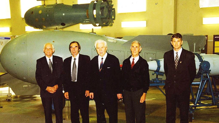Alexander Feklisov (giữa) với các nhà nghiên cứu ra quả bom nguyên tử đầu tiên của Liên Xô. Ảnh: TASS