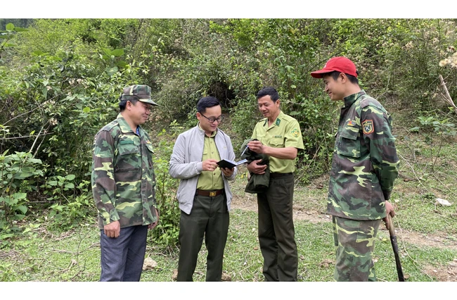 Kiểm lâm viên địa bàn hướng dẫn thành viên Tổ quản lý bảo vệ rừng bản Mường Pồn 1, xã Mường Pồn, huyện Điện Biên thực hiện biện pháp phòng, chống cháy rừng.