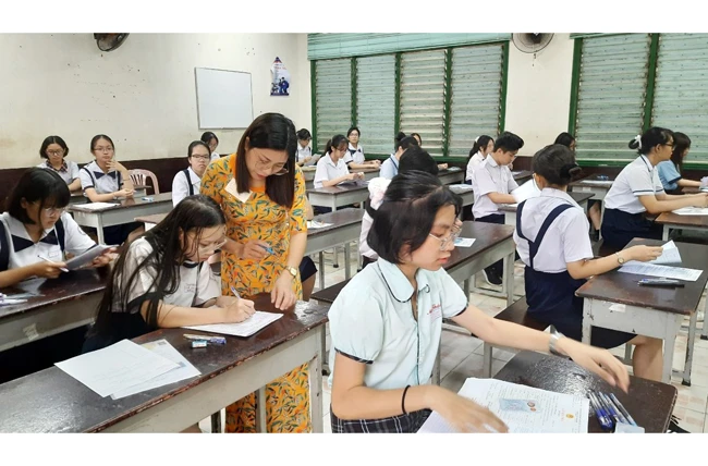 Các thí sinh làm thủ tục tuyển sinh vào lớp 10 THPT thành phố Hồ Chí Minh năm 2020.