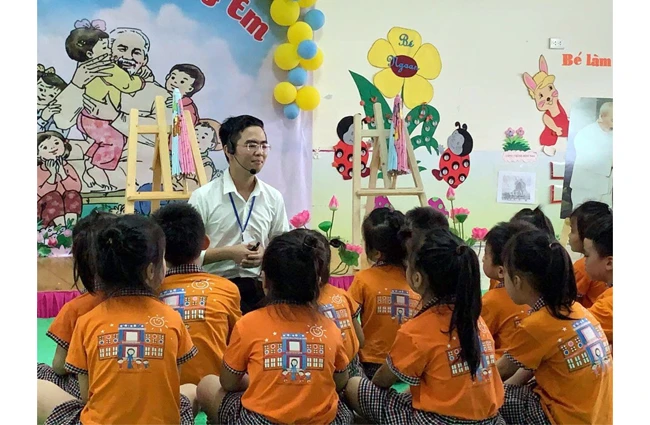 Giờ kể chuyện của thầy giáo Đào Văn Bằng tại Trường mầm non Đồng Quang (Thái Nguyên).