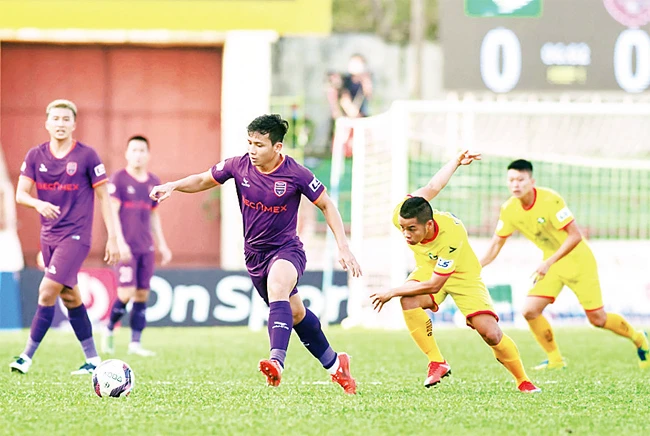 Thi đấu nỗ lực, Sông Lam Nghệ An (áo vàng) thắng B.Bình Dương 2-0. Ảnh: VPF