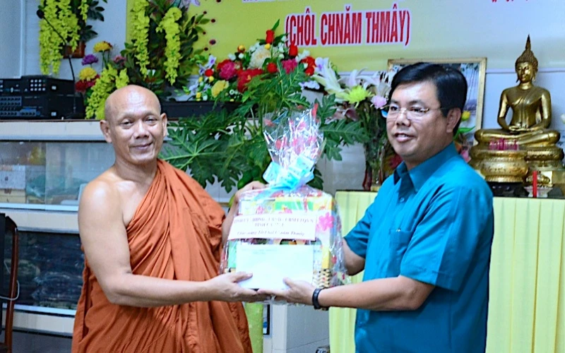 Bí thư Tỉnh ủy Cà Mau (bìa phải) thăm và chúc mừng Tết Chol Chnăm Thmây tại chùa Monivongsa Bopharam.