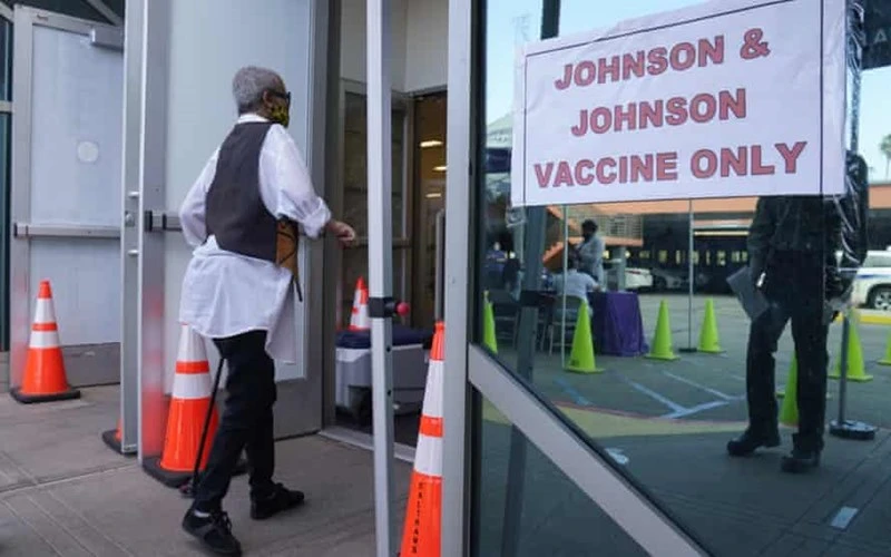 Trung tâm tiêm chủng vaccine ngừa Covid-19 của Johnson & Johnson tại TP Los Angeles, Mỹ. (Ảnh: AP)