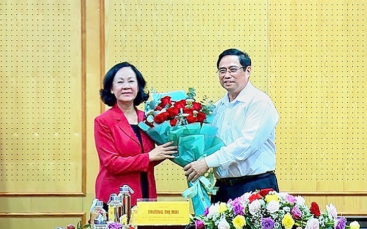 Thủ tướng Phạm Minh Chính tặng hoa chúc mừng Trưởng Ban Tổ chức T.Ư Trương Thị Mai. Ảnh: NGỌC ANH