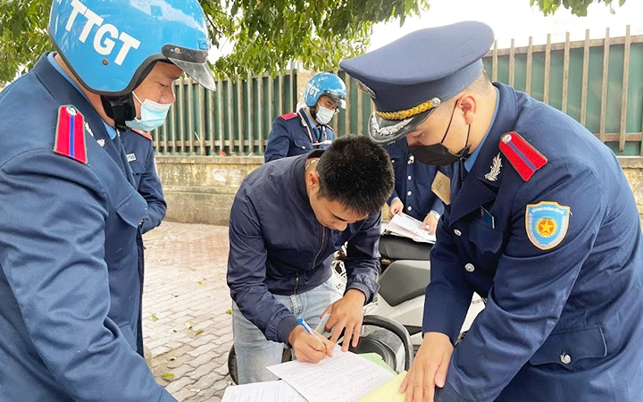 Thanh tra giao thông Hà Nội lập biên bản xử phạt lái xe vi phạm chạy không đúng tuyến.