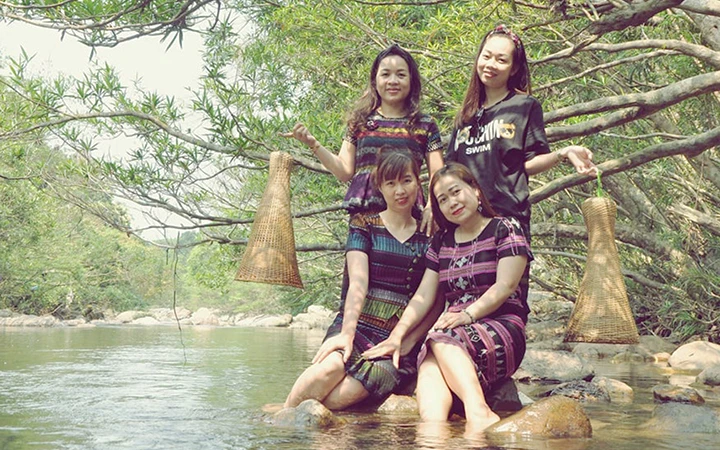 Khách du lịch trải nghiệm ở suối Tà Lao, xã Tà Long, huyện miền núi Đa Krông (Quảng Trị).