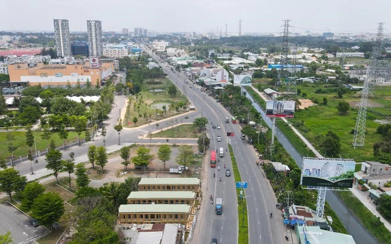 Đoạn Quốc lộ 13 đi qua Thuận An trở thành đại lộ thương mại - dịch vụ lớn nhất tỉnh Bình Dương. (Ảnh: Phước Tuấn)