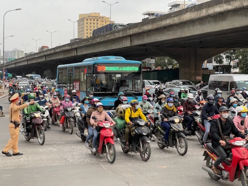 Dù có lực lượng chức năng điều tiết, nhưng ùn tắc giao thông vẫn thường xuyên xảy ra tại nút giao Khuất Duy Tiến - Lê Văn Lương.