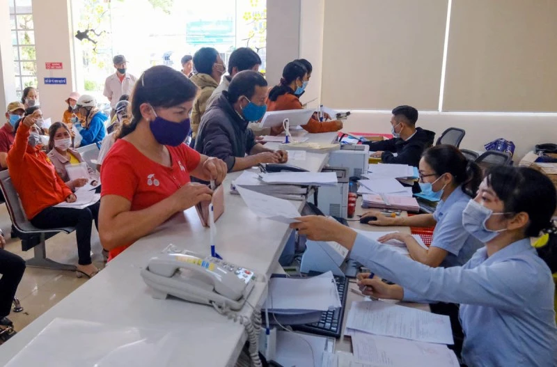Người dân thực hiện thủ tục hành chính tại huyện Lâm Hà, Lâm Đồng.