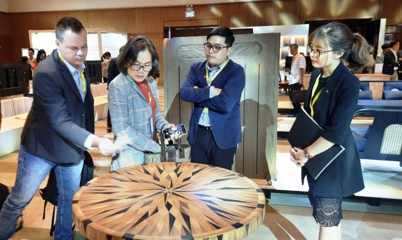Các đại biểu tham quan triển lãm các sản phẩm gỗ và thủ công mỹ nghệ tại Tuần lễ Giao thương quốc tế ngành chế biến gỗ và thủ công mỹ nghệ.