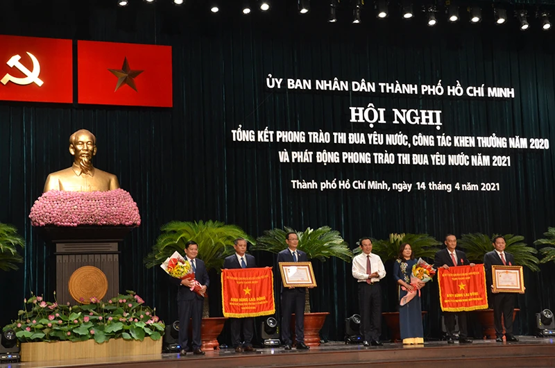 Đồng chí Nguyễn Văn Nên, Ủy viên Bộ Chính trị, Bí thư Thành ủy TP Hồ Chí Minh trao danh hiệu “Anh hùng lao động” thời kỳ đổi mới của Chủ tịch nước cho các tập thể.
