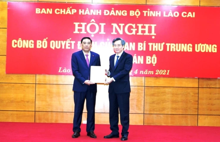 Phó Ban Tổ chức T.Ư Nguyễn Quang Dương trao Quyết định điều động của Ban Bí thư T.Ư cho đồng chí Hoàng Giang, giữ chức Phó Bí thư Tỉnh ủy Lào Cai, nhiệm kỳ 2020-2025.