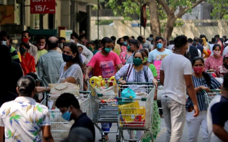 Người dân Mumbai mua sắm trong mùa dịch bệnh. (Ảnh: Reuters)
