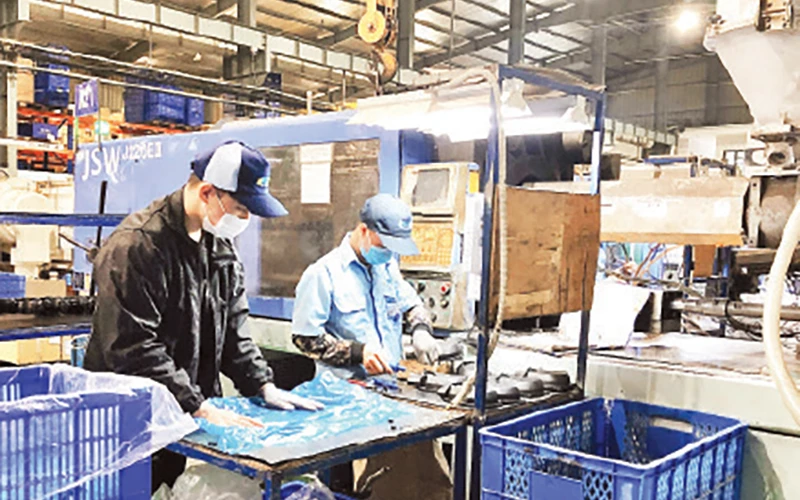 Hoạt động sản xuất tại Công ty cổ phần Nhựa Hiệp Hòa Việt Nam (Cụm công nghiệp Nguyên Khê, huyện Đông Anh).
