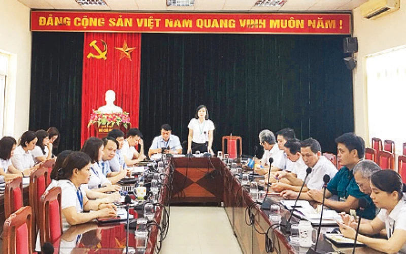 Một buổi sinh hoạt của Chi bộ cơ quan phường Long Biên, quận Long Biên.