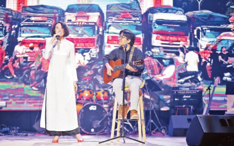 Ca sĩ trẻ Hoàng Trang với ca khúc "Ta thấy gì đêm nay" tại chương trình nghệ thuật tưởng nhớ nhạc sĩ Trịnh Công Sơn.
