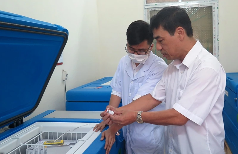 Lãnh đạo Trung tâm Kiểm soát bệnh tật tỉnh Tuyên Quang kiểm tra vaccine AstraZeneca phòng Covid-19 mới tiếp nhận.