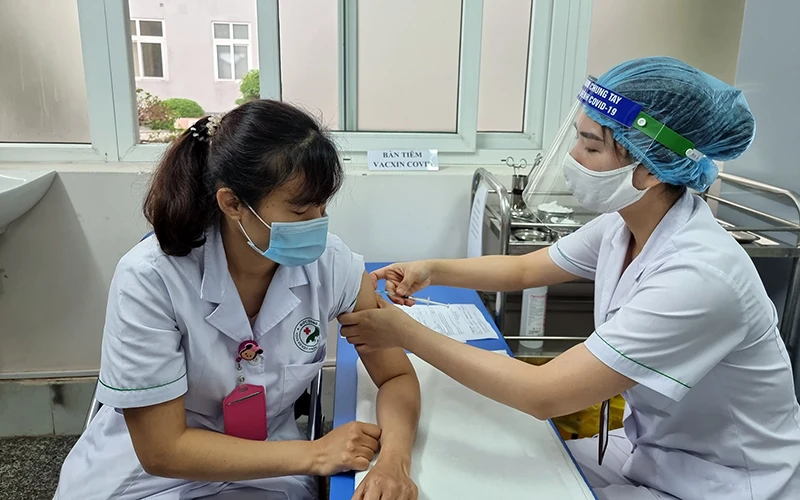 Tiêm vắc-xin phòng Covid-19 cho nhân viên y tế tại Bệnh viện Ðức Giang (Hà Nội). 