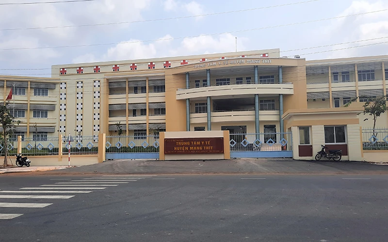 Công trình Bệnh viện đa khoa huyện Mang Thít được khánh thành từ tháng 9-2020 nhưng đến nay vẫn chưa đưa vào sử dụng vì sụt lún nghiêm trọng. 