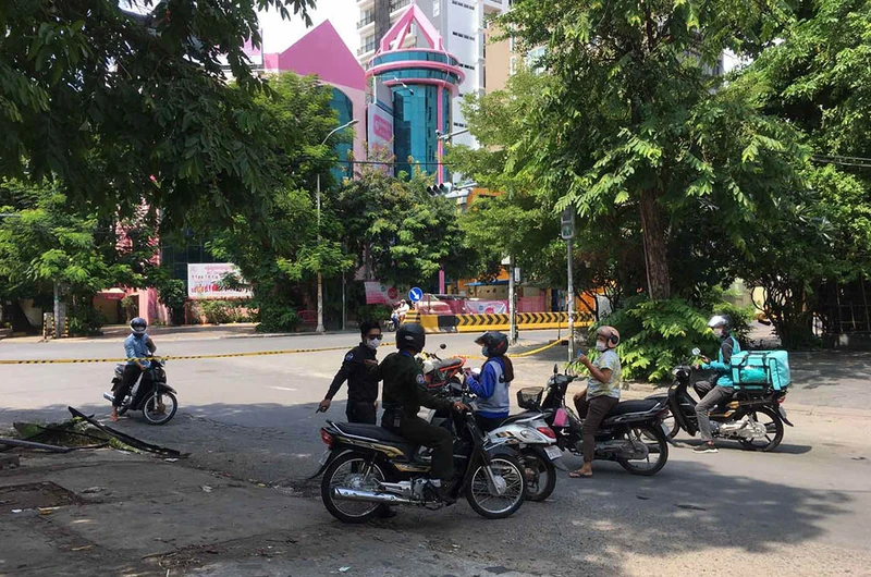 Cảnh sát và quân đội lập nhiều trạm kiểm soát trên đường phố Phnom Penh để bảo đảm lệnh phong tỏa chống dịch được thi hành triệt để.